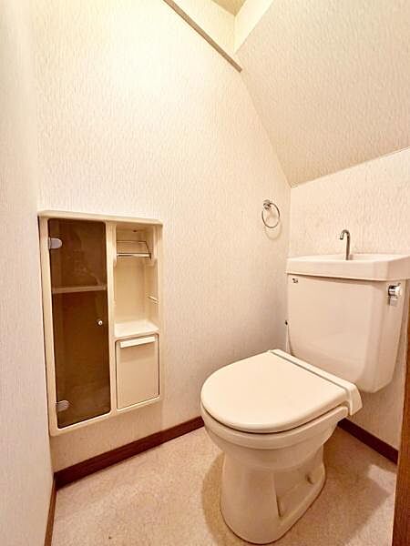 【トイレ】1階2階にトイレが設置されております。※ＡＩ加工済：残置物を消去し、一部構造が実際と異なる場合があります。