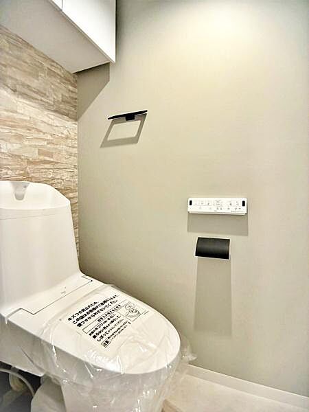 【トイレ】上部に収納スペースがあり使いやすいトイレです。温水洗浄便座付で快適にご使用いただけます。