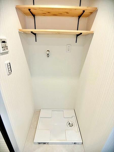 【洗面台・洗面所】上部棚付きの洗濯機スペースで、洗剤やリネン類もすっきり収納できます。