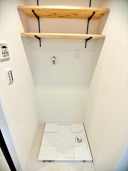 【洗面台・洗面所】上部棚付きの洗濯機スペースで、洗剤やリネン類もすっきり収納できます。