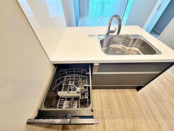 【キッチン】食洗機付で後片付けもスムーズなシステムキッチン。