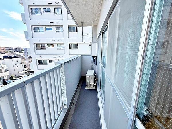 【バルコニー】陽当たり・通風環境良好な南向きバルコニー。