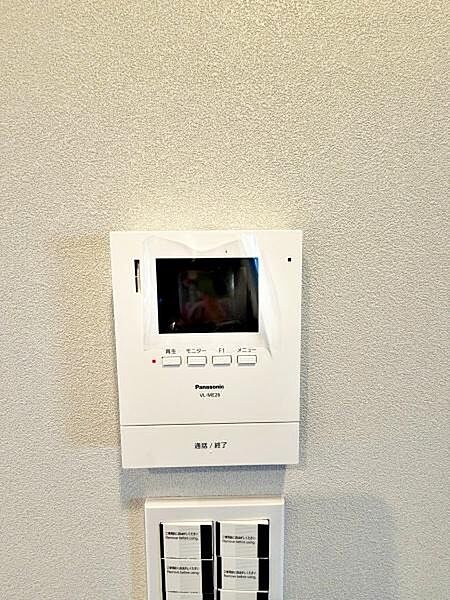 【インターホン】来客確認ができるＴＶモニター付きインターホンです。
