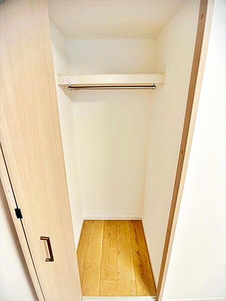 【収納】ハンガーパイプ付きで丈の長い衣類や小物類も収納しやすい機能的なクローゼット収納。