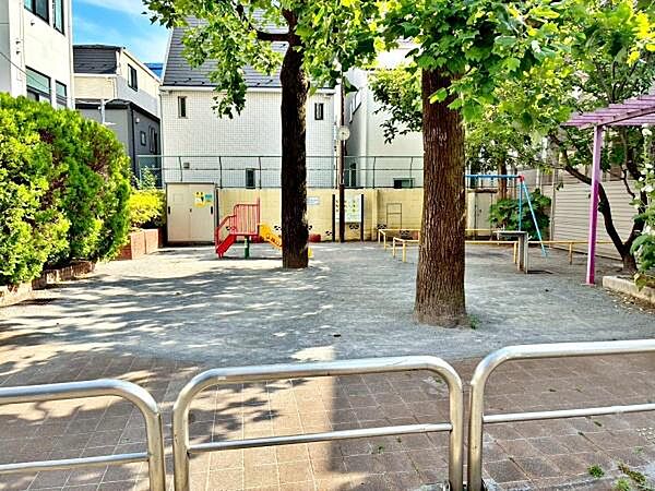 新宿区立すえひろ児童遊園まで1462m