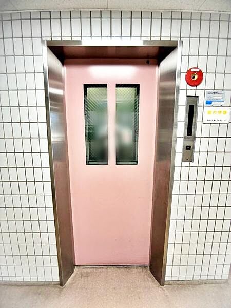 【エレベーター】マンションにはエレベーターを備えており、日々の移動やお買い物後もスムーズです。