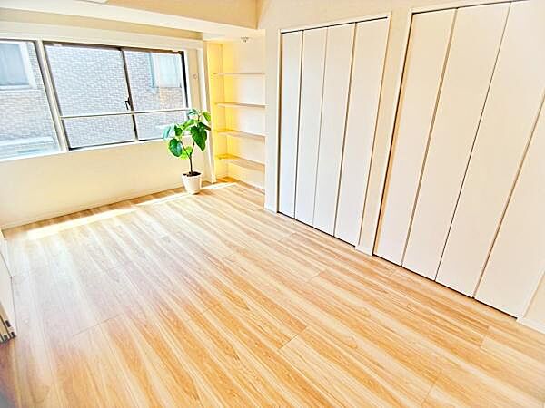 【洋室】約8.5帖のゆったりとした広さの洋室。