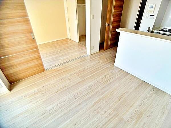 【リビング】温かみのあるナチュラルテイストな内装。