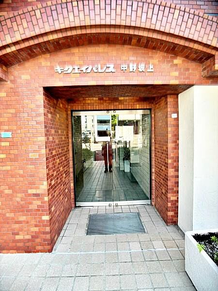 【エントランス】綺麗に保たれているマンション入口部分。