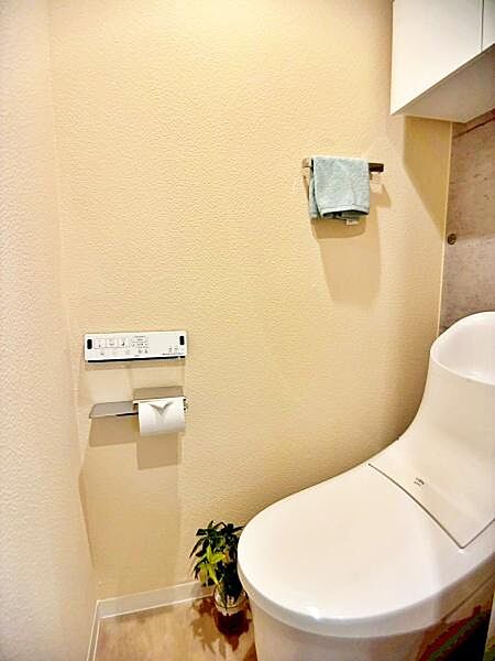 【トイレ】上部に収納スペースがあり使いやすいトイレです。温水洗浄便座付で快適にご使用いただけます。