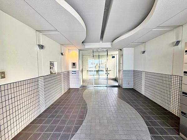 【エントランス】落ち着いた雰囲気のマンションエントランスです。