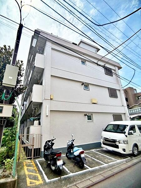 【バイク置場】マンション敷地内にあるバイク置き場です。