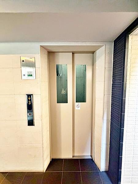 【エレベーター】マンションにはエレベーターを備えており、日々の移動もスムーズです。
