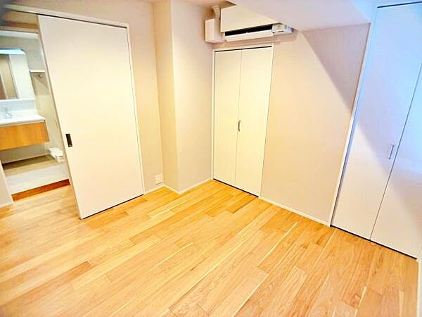 【洋室】エアコン付きで快適に過ごせる洋室。