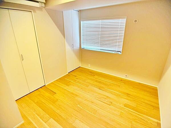 【洋室】どんな家具にも合わせやすいシンプルな内装。