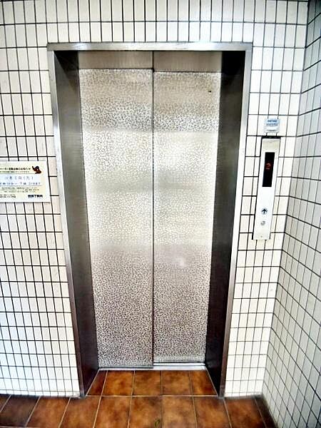 【エレベーター】マンションにはエレベーターを備えており、日々の移動もスムーズです。