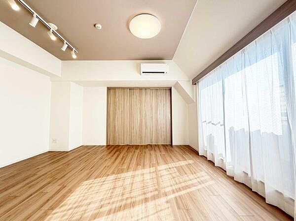 【リビング】シンプルな内装でお好みのインテリアも合わせやすいデザインです。