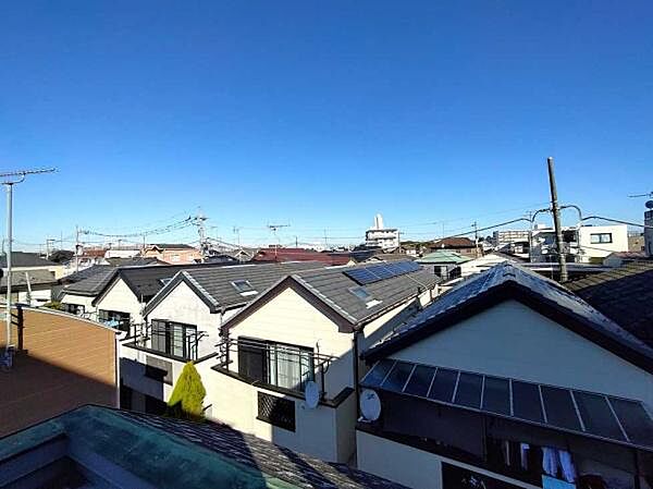 【現地からの眺望】バルコニーから見た眺めです。青空が広がり、開放感あふれる眺望が楽しめます。