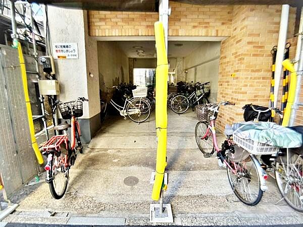【駐車場】マンション敷地内にある駐輪場です。