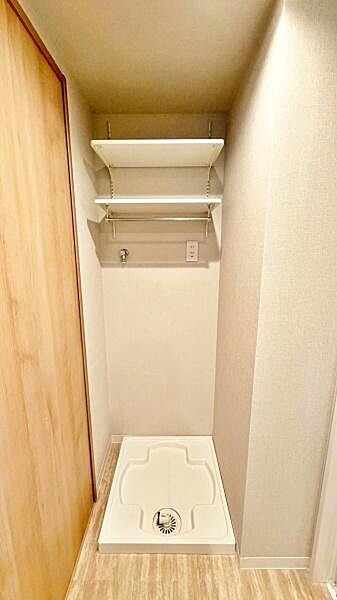 【洗面台・洗面所】上部棚付きの洗濯機スペースで、洗剤やリネン類もすっきり収納できます。