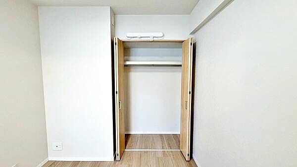 【収納】たっぷり収納できる大容量のウォークインクローゼット。衣類や季節物、思い出の品などもすっきり整理できます。