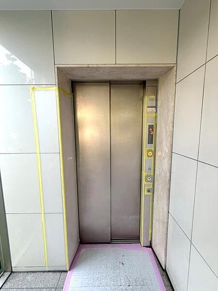 【エレベーター】マンション内にエレベーターが完備されており、重い荷物やお買い物もスムーズに運べます。
