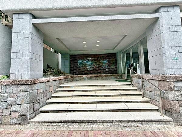 【エントランス】キレイに保たれているマンションエントランススペース。