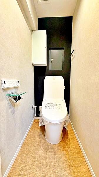 【トイレ】上部に収納スペースがあり使いやすいトイレです。