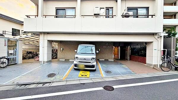 【駐車場】マンション敷地内にある駐車場です。