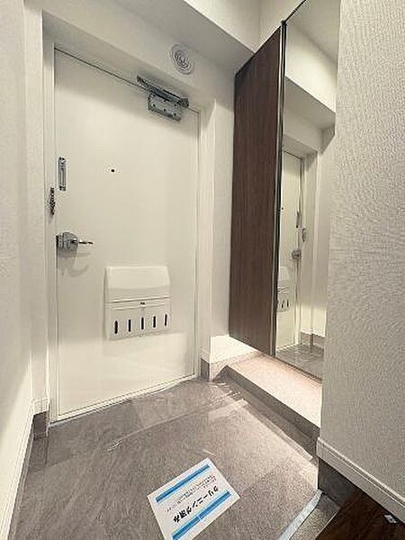 【玄関】シューズボックス付、玄関回りをすっきりと見せることができます。