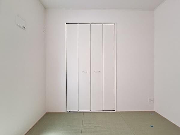 シンプルなデザインの収納スペースが室内にすっきりとした印象を与えます。折れ戸仕様で使いやすく開閉もスムーズです。収納まわりの空間も広く使い勝手に配慮されています。