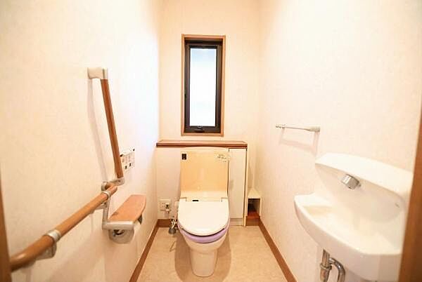 窓付きのトイレです。