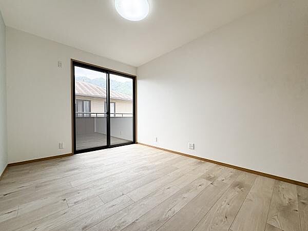 2部屋からバルコニーへ出入りすることが出来ます。