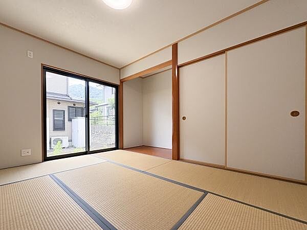 リビングに隣接した和室は、ドアを開けると空間がつながり、さらに広く感じられます♪