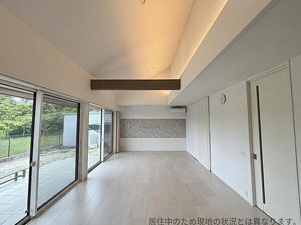 大きな窓から豊かな自然が感じられるリビングです。天井が高く開放感のある造りとなっています。室内はホワイトを基調としたすっきりとした印象です。