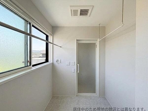 広々としたサニタリールームには大きな窓があるので風通しが良いです。