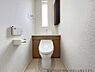 トイレ：窓があり明るく換気のできるトイレです。温水洗浄便座や手洗い場付きで使い勝手も配慮されています。収納も備わっておりすっきりとしています。