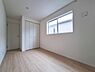 洋室：明るい光が差し込む洋室です。ナチュラルな木目調の床が清潔感を演出します。窓が広く通風にも配慮されています。
