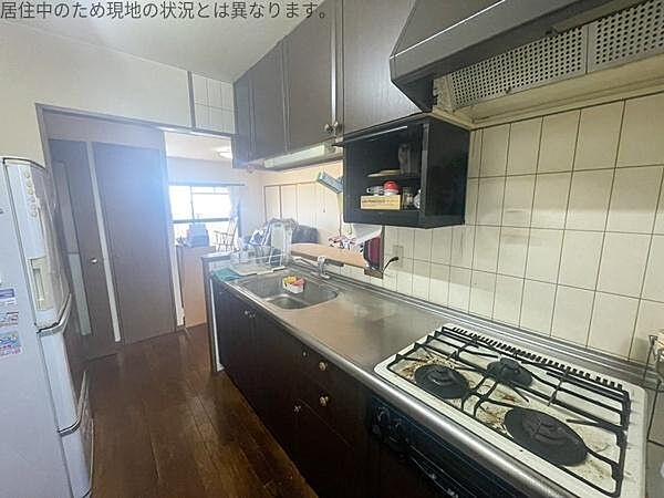 キッチンは広めのスペースが確保されており調理や片付けもしやすい設計です。シンクも作業スペースと一体化しており使い勝手が考慮されています。
