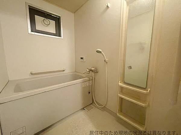 小窓が付いており、換気のできるお手入れのしやすいお風呂場です。浴室はゆったりしており1日の疲れを癒す空間を作り出しています。