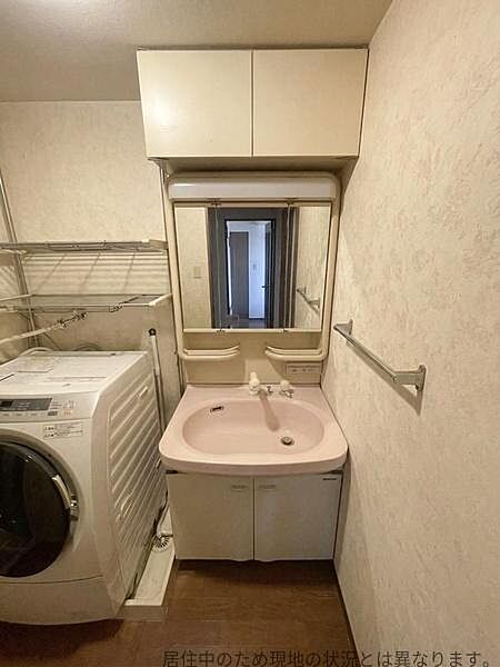 三面鏡になっており使い勝手のよい造りの洗面台です。収納スペースも確保されており日用品の整理に便利です。室内洗濯機の設置スペースもあるため効率よく家事ができます。