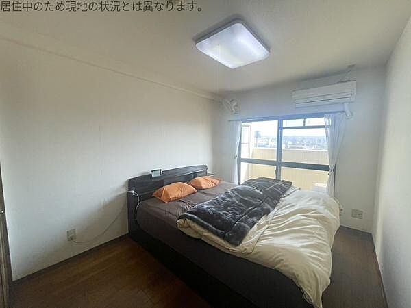 窓から明るい光が差し込む洋室です。バルコニーとつながっており使いやすい洋室となっています。