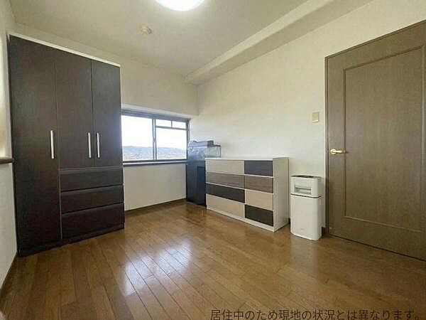 窓からは心地よい自然光が差し込みます。二面採光で明るさを感じられる洋室です。シンプルな内装が空間を広く見せます。