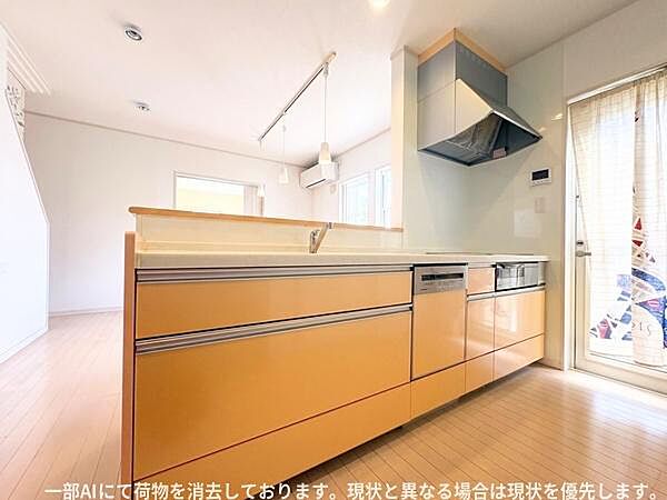 広々とした空間が広がるキッチンです。収納スペースが豊富ですっきりとした印象です。明るい採光も特徴的で機能的なレイアウトが魅力です。