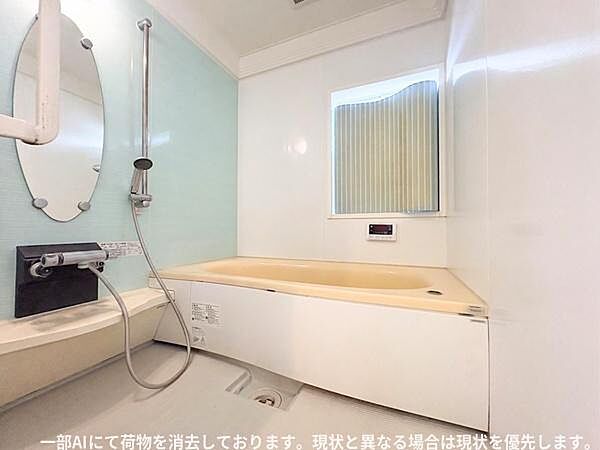大きな浴槽が設置されておりゆったりとした空間を確保しています。壁面には大きなミラーとシャワーが備わっており快適に利用できます。