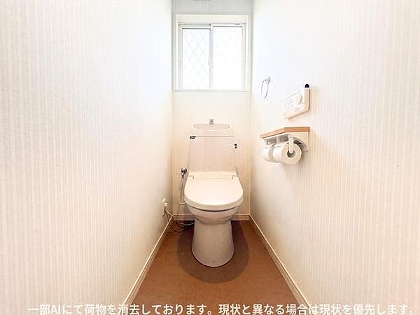 窓が設置されているため明るさを感じやすいトイレです。シンプルな内装で清潔感があります。