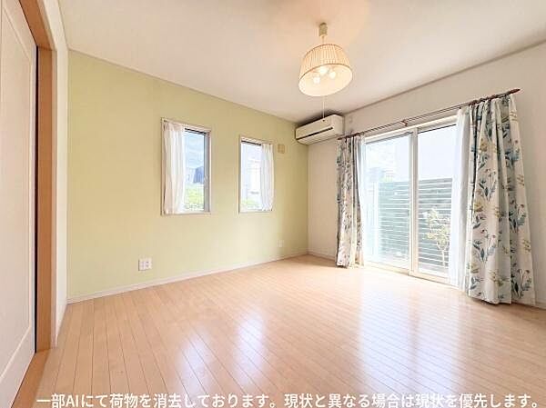 明るい光が差し込む洋室です。二面採光により通風や採光が確保されています。ナチュラルなフローリングが部屋の印象を広げます。