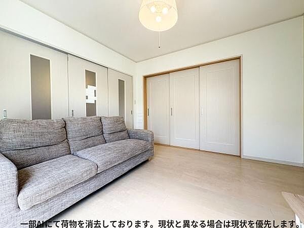 明るい洋室は落ち着いた色合いのフローリングと扉が特徴です。広いスペースが確保されており開放感を感じられます。