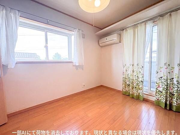 明るい日差しが差し込む洋室です。大きな窓が採光性を高めています。バルコニーへの出入りもできるレイアウトです。