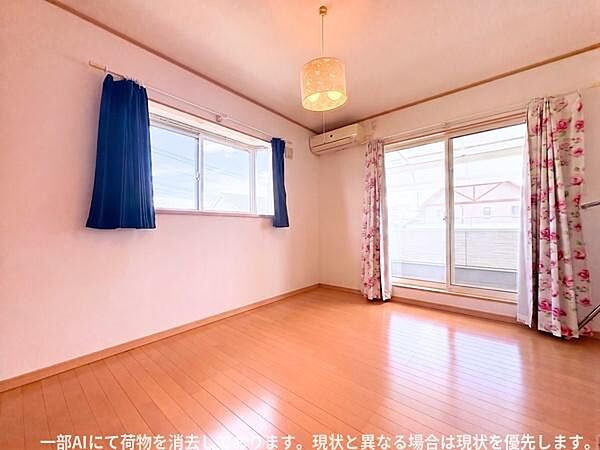 大きな窓から光が差し込む洋室です。明るさが感じられ使いやすいレイアウトとなっています。